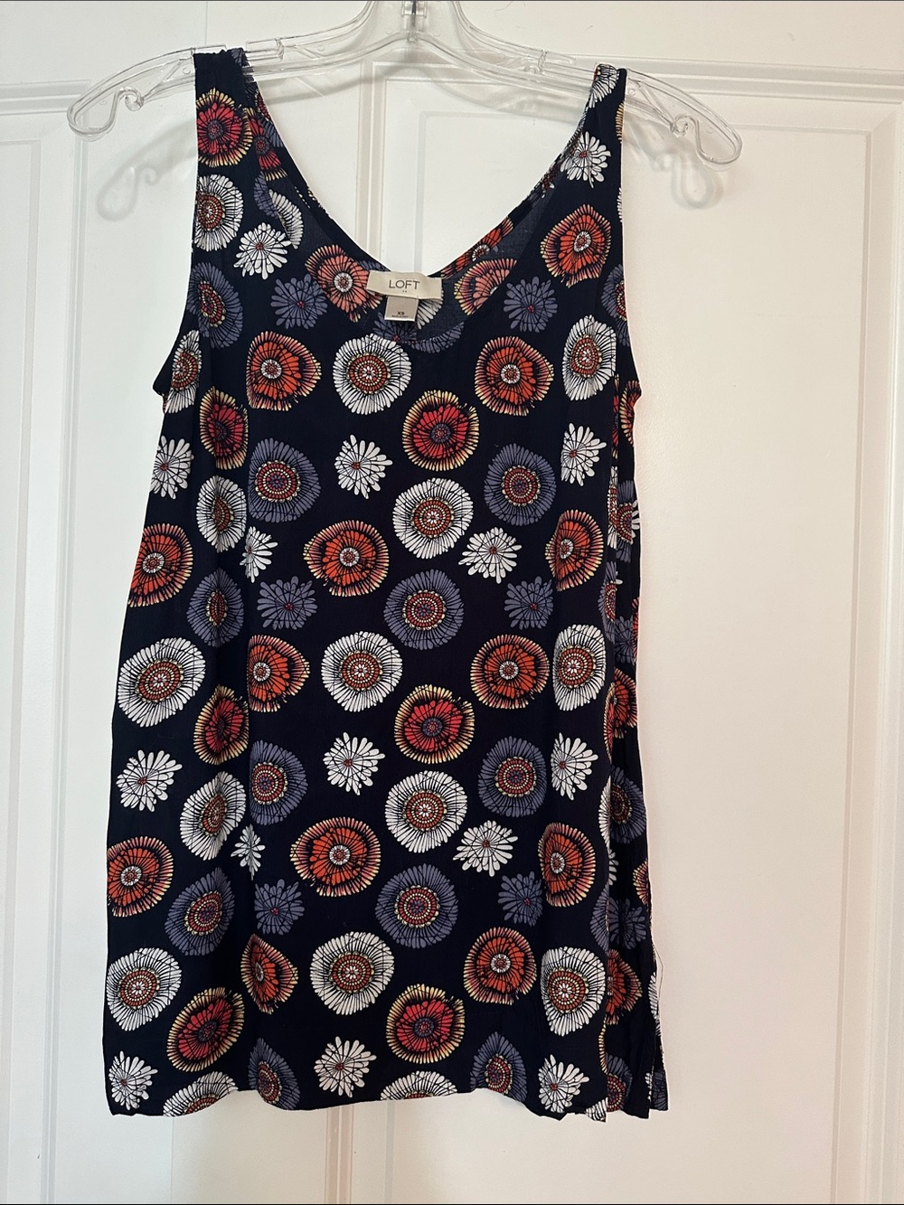 Sz XS Loft scoop neck sleeveless top, navy multicolor floral print pattern.